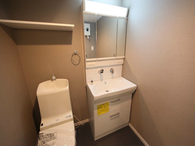 洗面設備　脱衣所　独立洗面台（シャンプードレッサー付）収納スペース有
