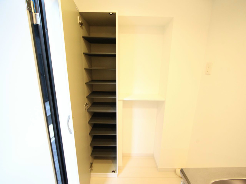 玄関　玄関　シューズボックス付（収納充実してます）