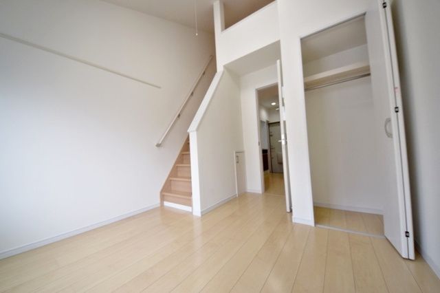 居室・リビング　★高い天井が開放感をもたらしてくれる綺麗なリビングです★