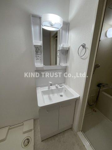 洗面設備　明るい洗面所です