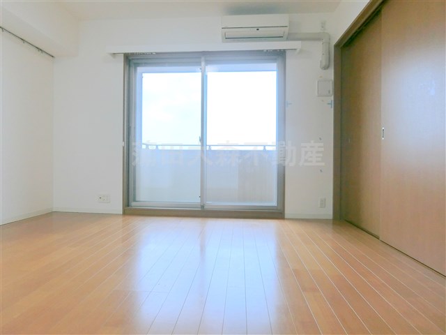 居室・リビング　リビング角部屋　二面採光で陽当り良好！