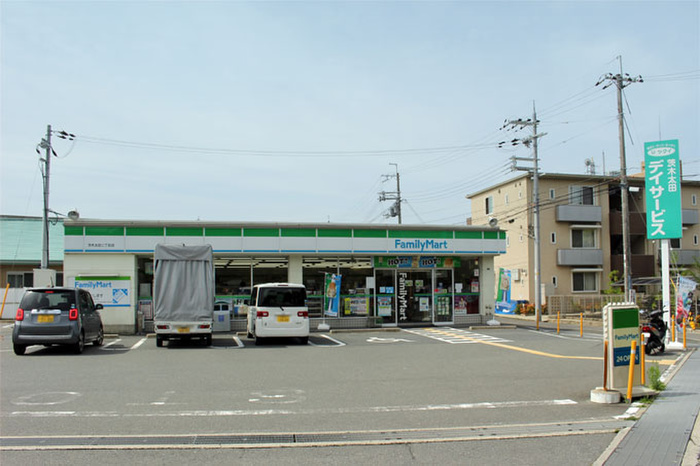 コンビニ　ファミリーマート（コンビニ）まで270m