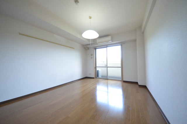 居室・リビング　★大きな窓が、お部屋を明るくしてくれます★