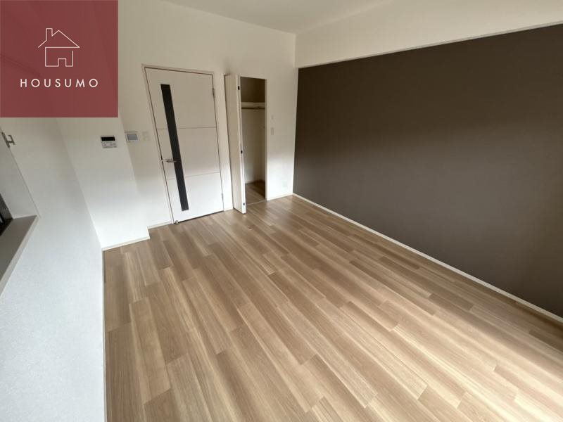 その他部屋・スペース　落ち着いた色調の寝室です