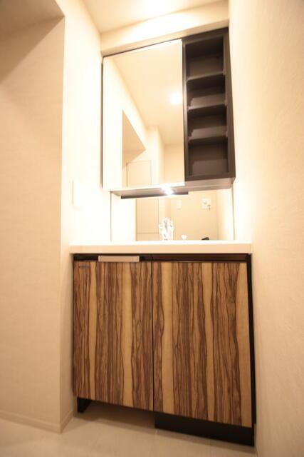 洗面設備　独立洗面台、朝の身支度には欠かせません