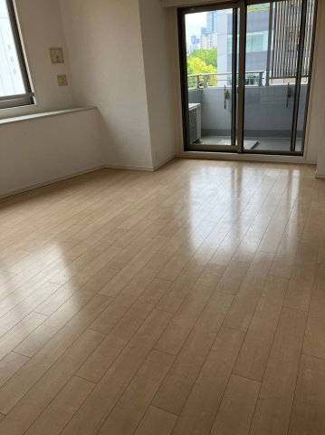 駐車場　居間です