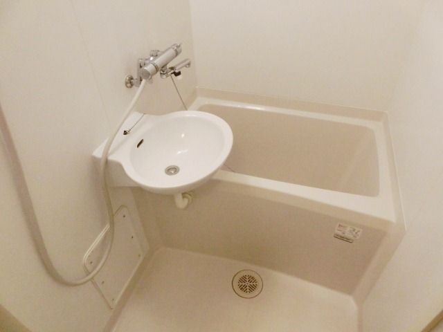 バス・シャワールーム　浴室乾燥ございます。