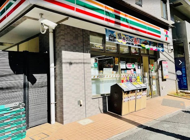 コンビニ　セブンイレブン港区三田5丁目店（コンビニ）まで84m