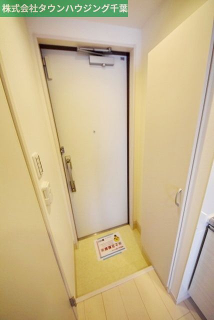 玄関　同タイプの写真の為、実際とは異なります