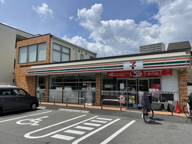 コンビニ　セブンイレブン　大阪山之内1丁目店（コンビニ）まで745m