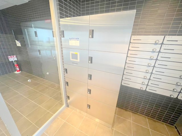 ロビー　ロビーにある各部屋毎のメールボックス。