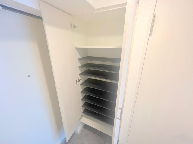 収納　大きいシューズボックスは靴がいっぱい入れれますね。