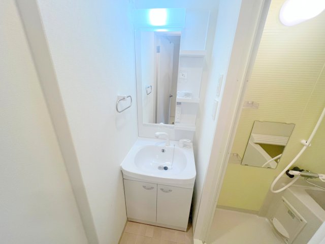 洗面設備　身支度が出来る独立洗面台です。