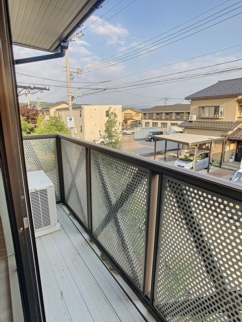 バルコニー　天気のいい日には布団も干せます！