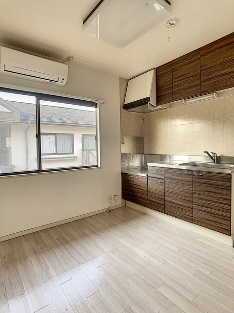 キッチン　キッチン横に窓あり！3方角で夏場は風通しがいいお部屋！