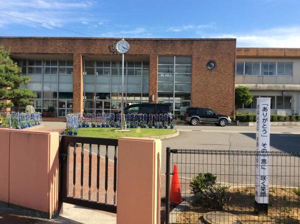 小学校　金沢市立千坂小学校（小学校）まで628m