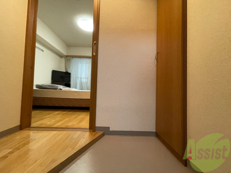 玄関　外から玄関を撮影してみました。広いリビングに繋がっています。