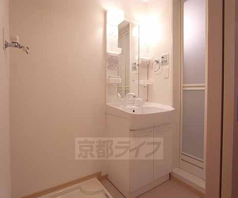 洗面設備　シャンプードレッサ付きの独立洗面台です。