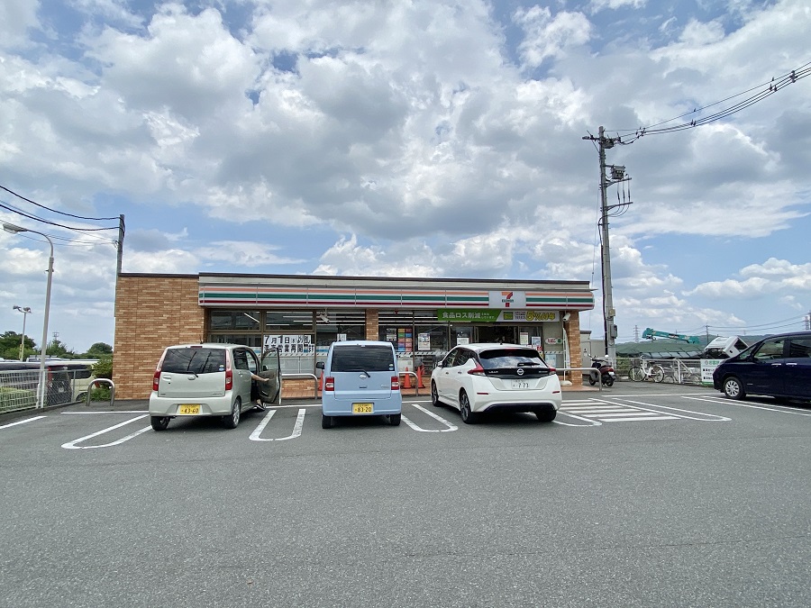 コンビニ　セブンイレブンあきる野草花店（コンビニ）まで647m