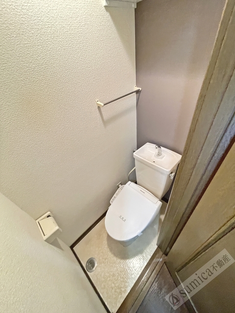 トイレ　収納たっぷり隠し収納可能！