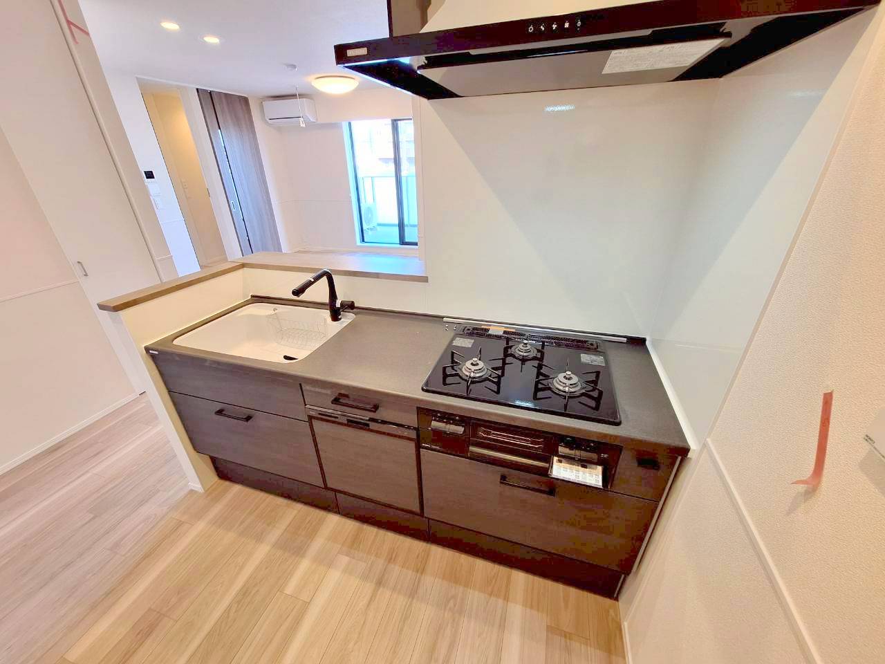 キッチン　ガス３口グリル付きシステムキッチン