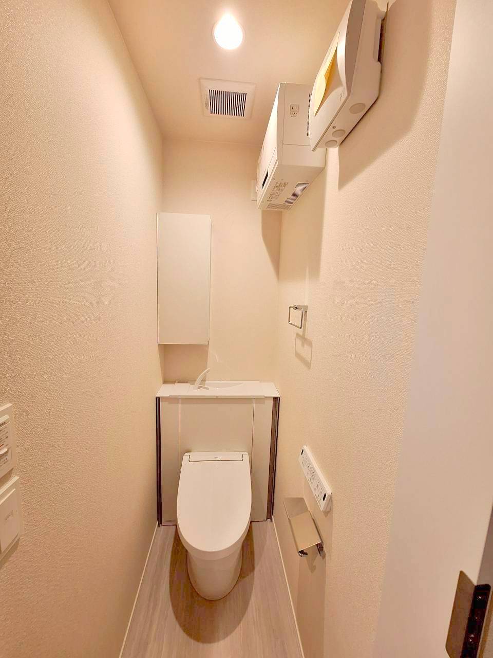 トイレ　温水洗浄便座付きタンクレストイレ