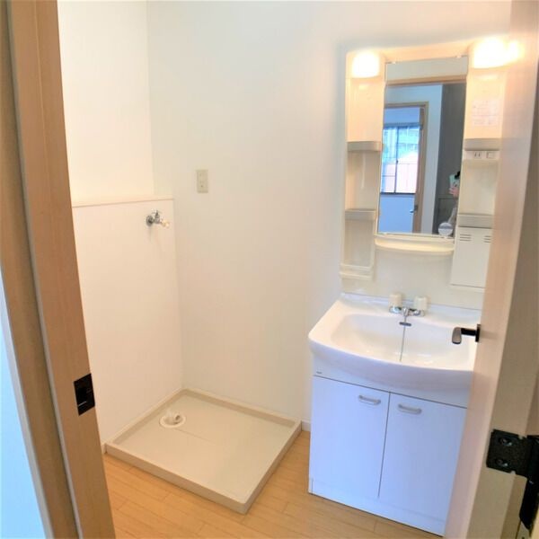 洗面設備　※写真は同じマンションの違う部屋のものになります。