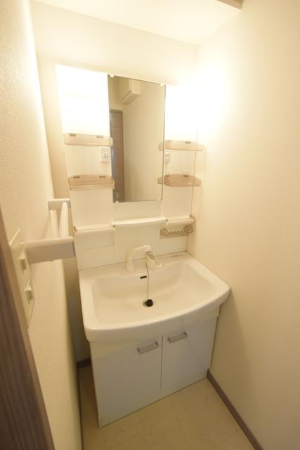 洗面設備　写真は６０６号室のものです。現況優先です。