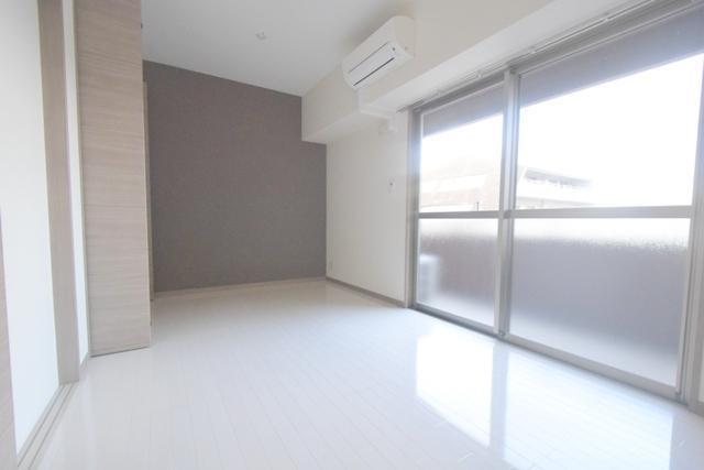 居室・リビング　写真は６０６号室のものです。現況優先です。