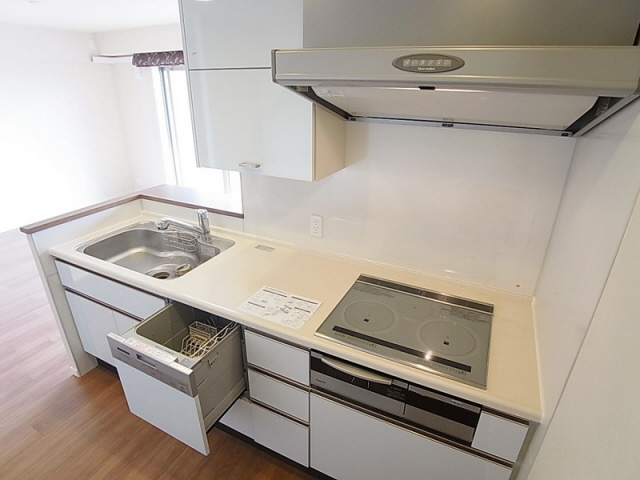 キッチン　食洗機完備のカウンターキッチン。システム３口ＩＨコンロ・グリ