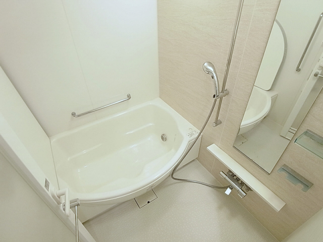 バス・シャワールーム　追い焚き・浴室乾燥機完備の広々バスルーム