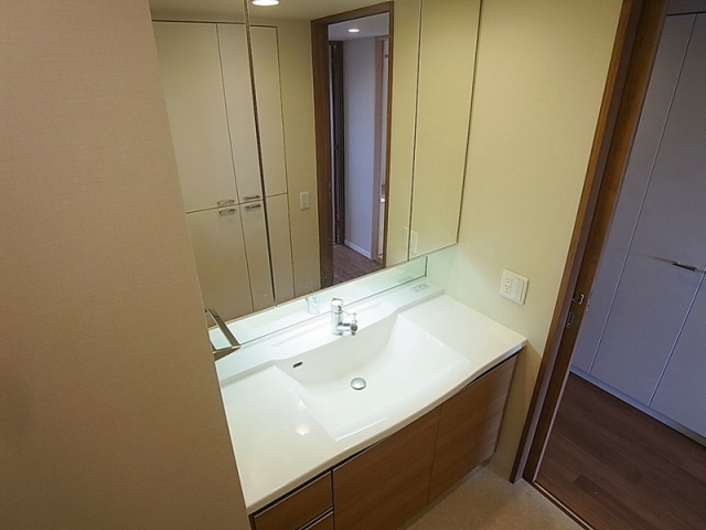 洗面設備　シャンプードレッサー。３面鏡でワイドタイプ