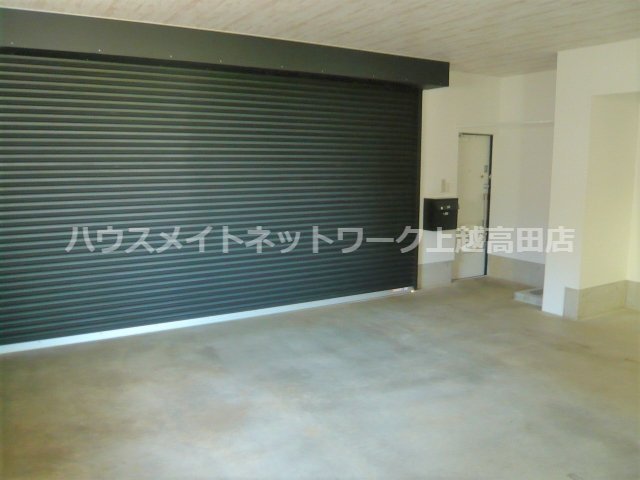 駐車場　電動シャッタ付車庫２台（参考D号室間取反転タイプ・現況優先）