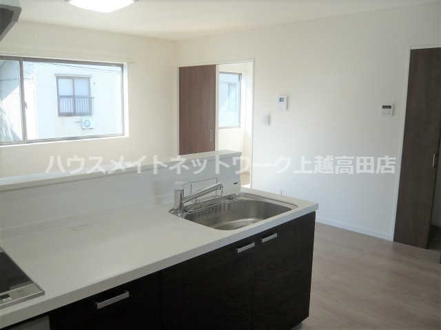 眺望　キッチンからLDK（参考D号室間取反転タイプ・現況優先）