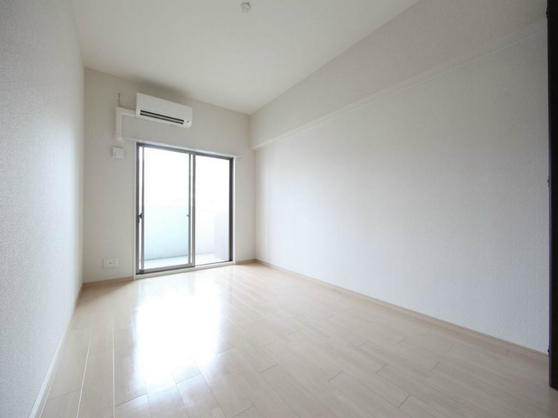 バルコニー　洋室8帖　エアコン完備　バルコニー