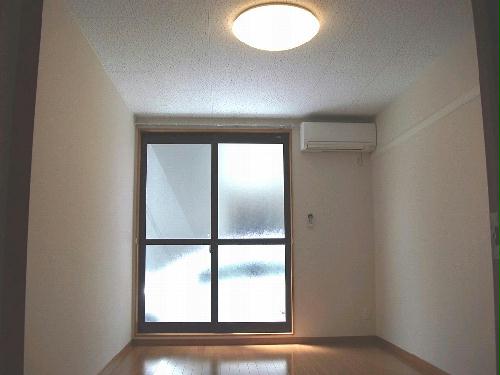 収納　窓側です♪