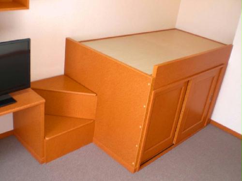 居室・リビング　大容量の収納ベット付きです。