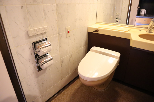 トイレ　温水洗浄便座付き