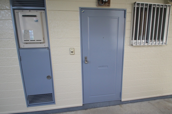 建物外観　玄関ドアも塗装済!