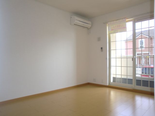 居室・リビング　同型のお部屋です。