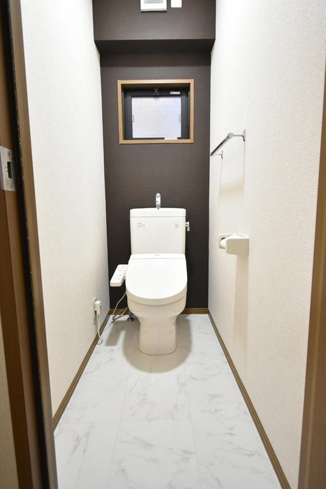 トイレ　1階、2階それぞれトイレあります。どちらも温水洗浄暖房便座付