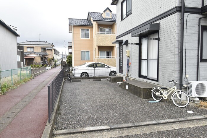 駐車場　広々とした駐車スペースあります