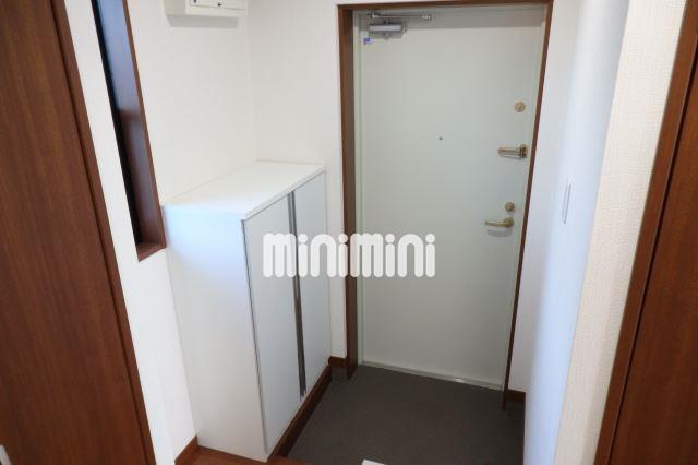 玄関　玄関横にも窓があり明るいですね♪