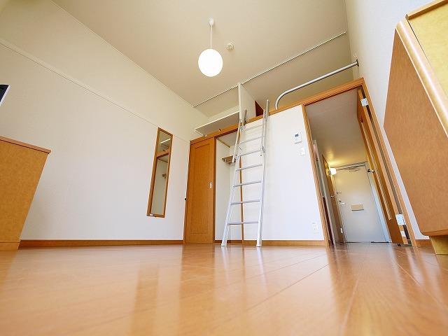 居室・リビング　こちらの居間で趣味の時間をお楽しみください