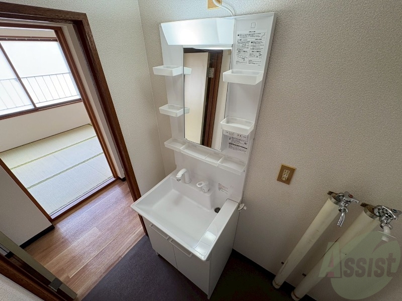 洗面設備　大きくて使いやすそうな独立洗面台になっています。