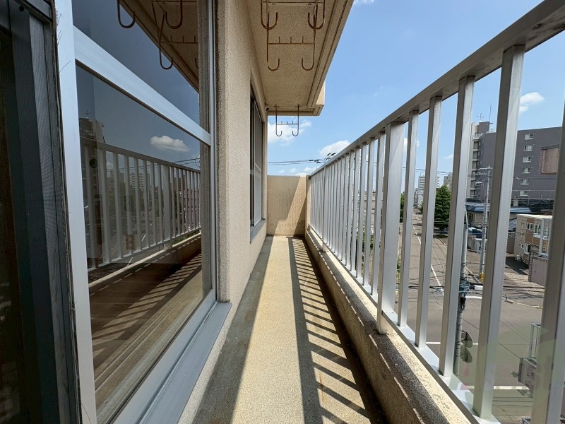 バルコニー　バルコニー。洗濯物がはかどりそうな広さがありますよ。