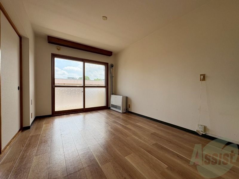 居室・リビング　木目のフローリングは落ち着きのある印象のお部屋になりますね。