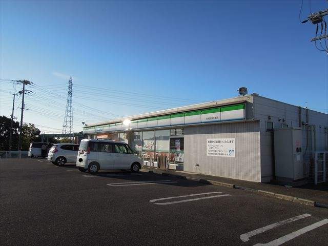 コンビニ　ファミリーマート（コンビニ）まで833m