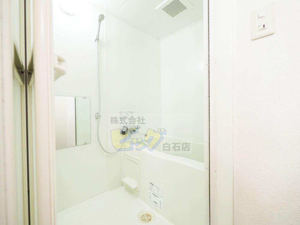 バス・シャワールーム　広々タイプのお風呂です♪