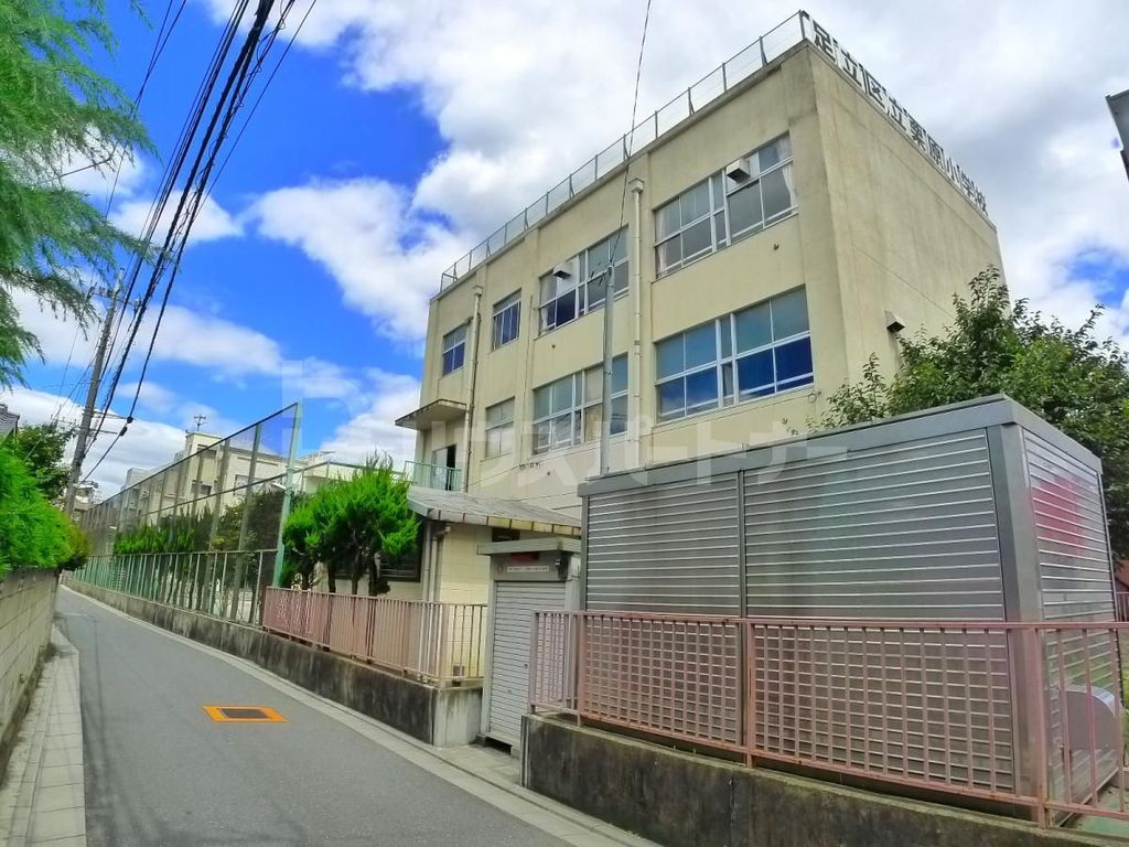 小学校　足立区立栗原小学校（小学校）まで590m